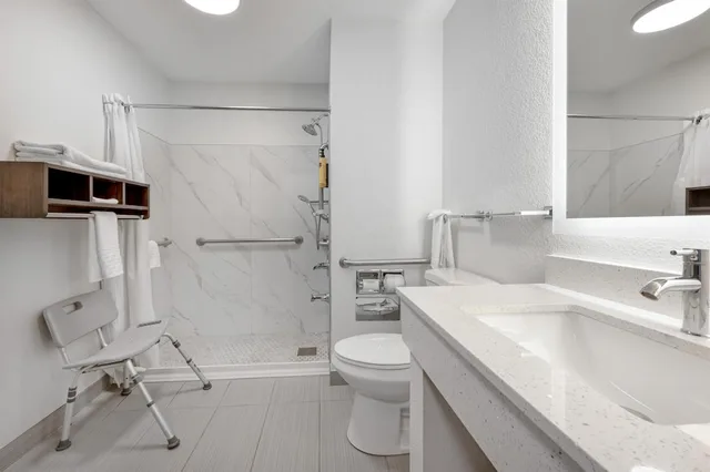 غرفة قياسية بسرير كينج مع أريكة لذوي الإعاقة، Best Western Plus Anderson 10/10