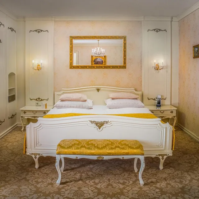 جناح جونيور، SCHLOSSHOTEL ROMISCHER KAISER 3/8
