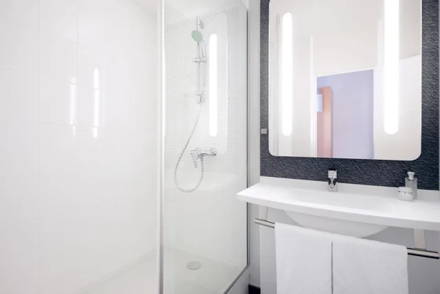Adjoining, Double Bed، Hotel Ibis Annecy Centre Vieille Ville 5/6