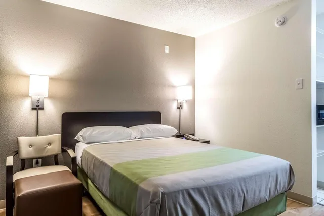 1 Full Bed ADA/Tub Smoking، Studio6 Dallas, TX - Northwest 4/5