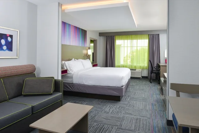 جناح بسرير كينج بمنطقة جلوس، Holiday Inn Express Suites Shippensburg 3/3