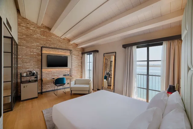 Suite, 3 Beds, with Extra Bed, Lagoon View، Nh Collection Venezia Murano Villa 2/8