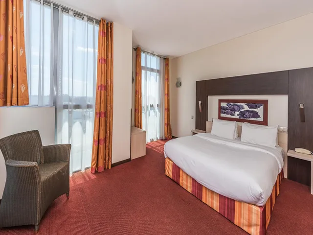 Superior, Queen Bed, Citotel Hostellerie Saint Vincent Beauvais 3/4