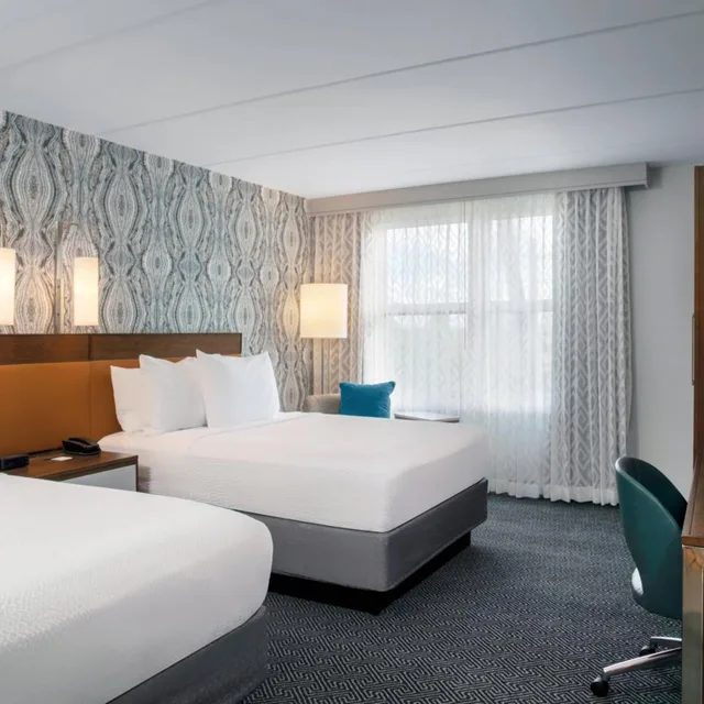 غرفة بسريرين كوين بحوض استحمام لذوي الإعاقة، Courtyard By Marriott Miami Aventura Mall 1/8