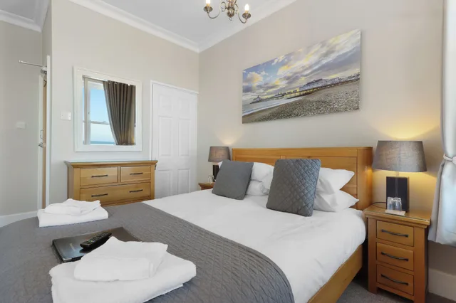 غرفة قياسية بسرير كينج بإطلالة على البحر مع أريكة، The Beach Front Guest House 1/5