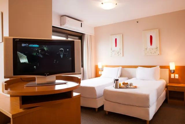 غرفة قياسية بسريرين منفصلين وسريرين منفصلين مع أريكة سرير، Intercity Porto Alegre Praia de Belas 2/7