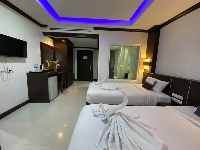 غرفة ديلوكس رباعية بأربعة أسرّة بإطلالة على المدينة بغرفتي نوم، 77 Patong Hotel & Spa 3/4