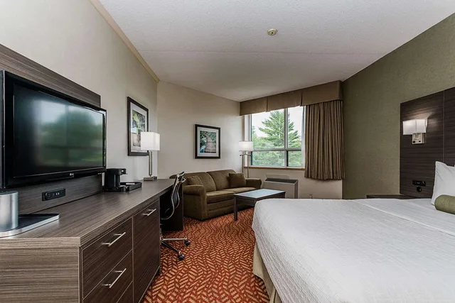 غرفة بسرير كوين مع أريكة، Best Western Inn On The Bay 1/2