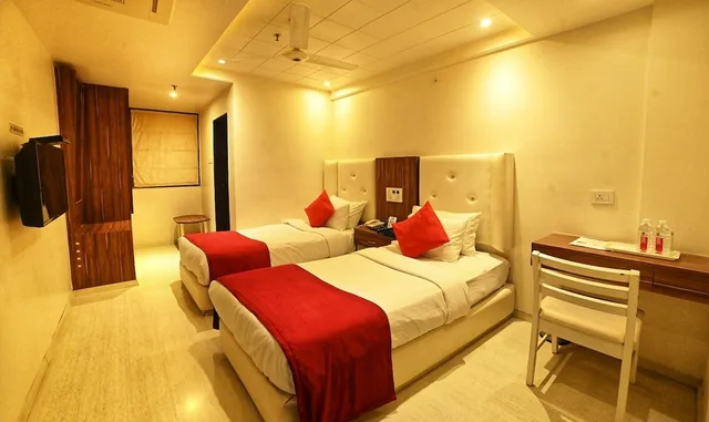 Renovated, Deluxe, King Bed، Hotel Amrta 3/10