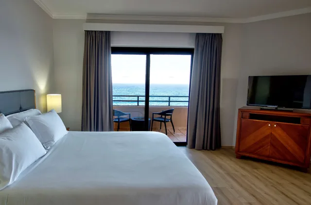 جناح بريميوم بسرير كينج بإطلالة على البحر بشرفة، Radisson Blu Resort Malta St Julians 2/8