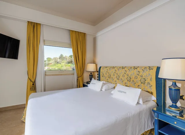 جناح بثلاثة أسرّة بإطلالة على البحر مع أريكة، Altafiumara Resort & Spa 5/10