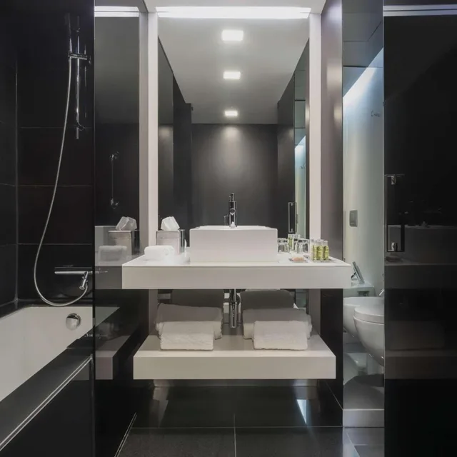 غرفة بسرير كينج بشرفة بإطلالة، Doubletree By Hilton Lisbon Fontana Park 5/7