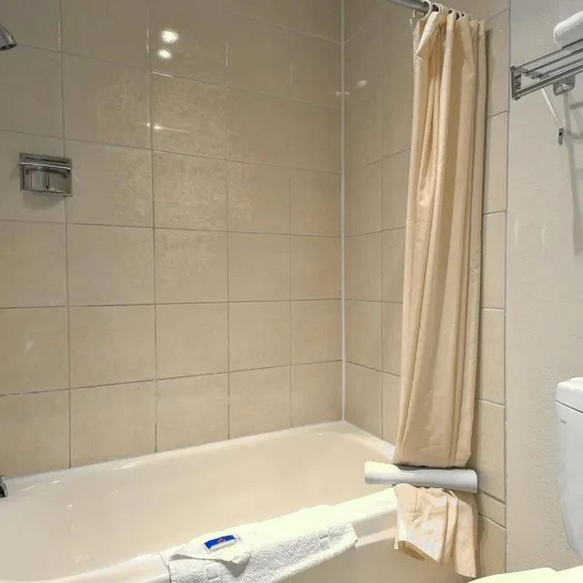 غرفة بسريرين كوين لذوي الإعاقة، Motel6 Claremont, CA 8/8