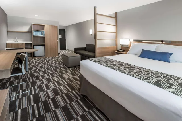 جناح بسرير كوين مع أريكة، Microtel by Wyndham Penn Yan Finger Lakes Region 2/5