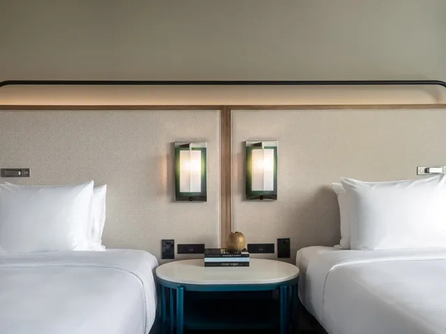 غرفة بريميوم، Crowne Plaza Resort Guam 7/8