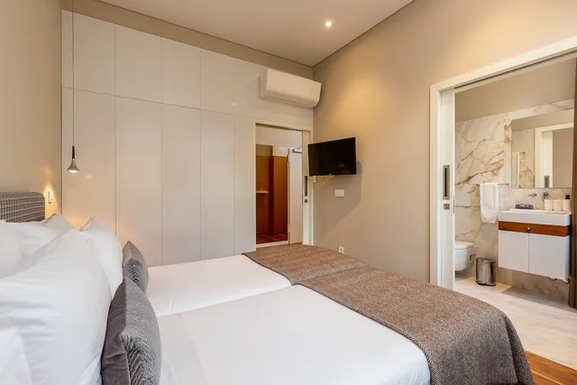 2 Bedrooms, Apartment, 1 Double and 3 Single Beds، RS Porto Historic Center 3/10
