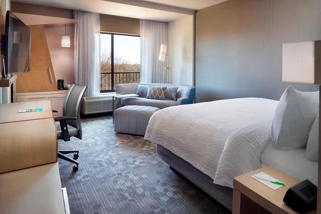غرفة بسرير كينج مع أريكة لذوي الإعاقة، Courtyard By Marriott Lagrange 1/3