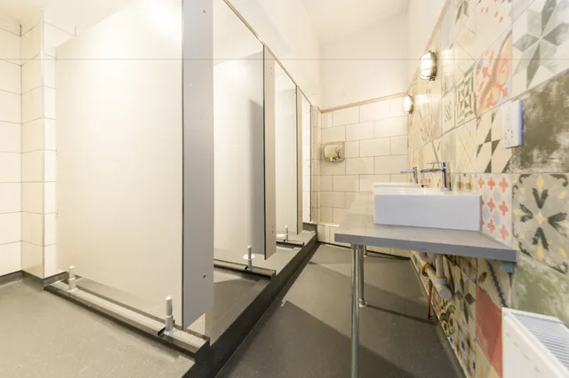 سكن مشترك مختلط بأسرّة بطابقين بحمام مشترك، Publove the Green Man Hostel 1/1