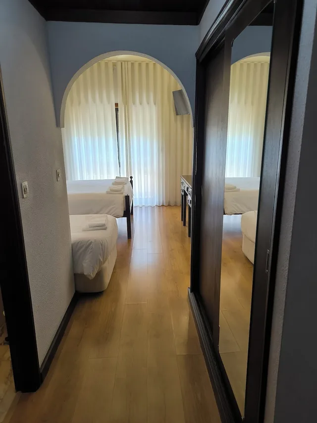 غرفة قياسية ثلاثية بثلاثة أسرّة بحمام خاص، HOTEL MIRA SERRA 2/3