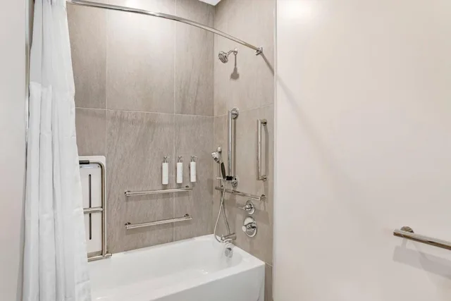 غرفة بسرير كينج بحوض استحمام لذوي الإعاقة، Cambria Hotel Euless - DFW Airport South 6/6