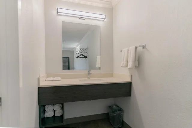 2 King Beds - Mobility Access RI Shwr Nsmk، Motel6 Pico Rivera, CA - Los Angeles 7/8