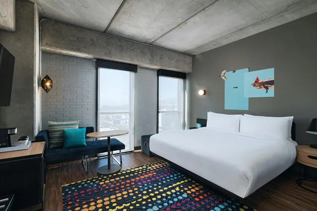 Aloft, Guest Room, King Bed، Aloft Guadalajara Sur 7/10