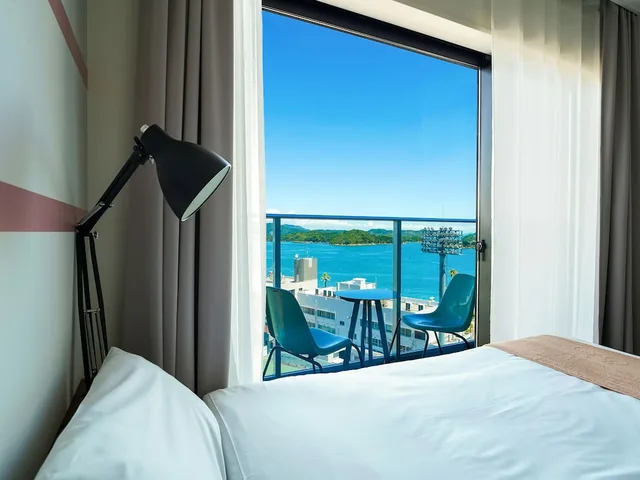 غرفة قياسية بسريرين منفصلين بإطلالة على البحر بشرفة، SETOUCHI KEIRIN HOTEL 10 by Onko Chishin 2/2