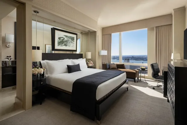 غرفة متصلة عائلية بسرير كينج وسريرين منفصلين بإطلالة على النهر، Mandarin Oriental New York 1/3