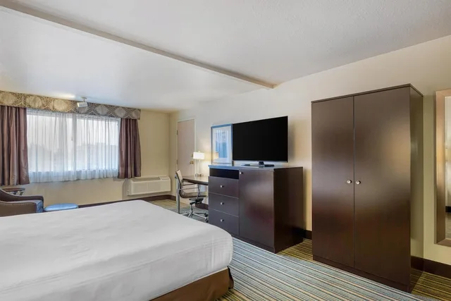 جناح بسرير كينج مع أريكة بمنطقة جلوس، Best Western Alderwood 3/6
