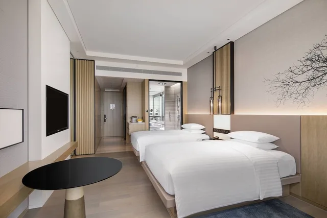 غرفة بسريرين مزدوجين بإطلالة على البحيرة، Courtyard by Marriott Chengdu South 3/5