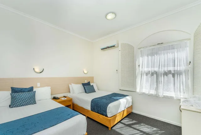 غرفة عائلية بسرير كينج وسريرين منفصلين، Ramada by Wyndham Hamilton City Center 2/8