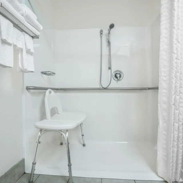 غرفة سوبيريور بسرير كوين لذوي الإعاقة، Microtel Inn & Suites Tomah 5/8