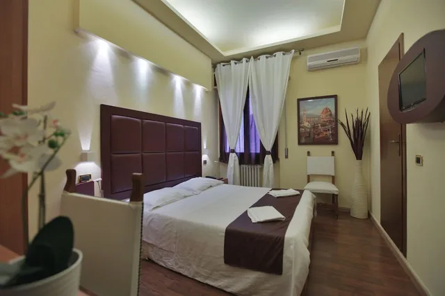 غرفة قياسية ثلاثية بغرفة نوم واحدة بحمام خاص، Eurohome 3/3