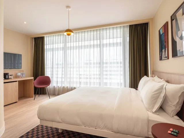 Room, Queen Bed, Large, My Brighton 2/5