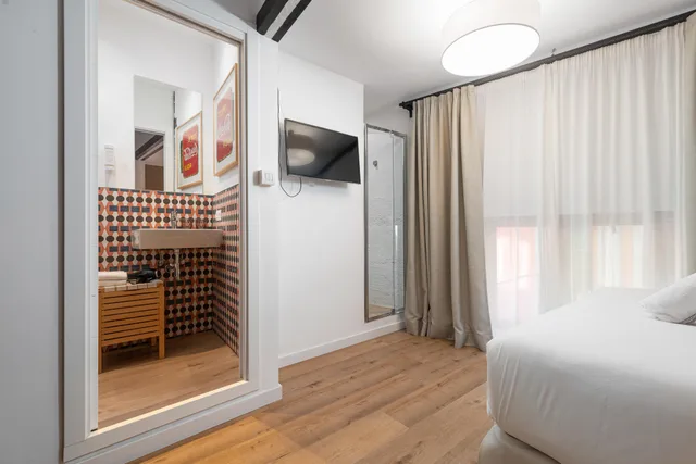 Petite، Brondo Architect Hotel 3/5