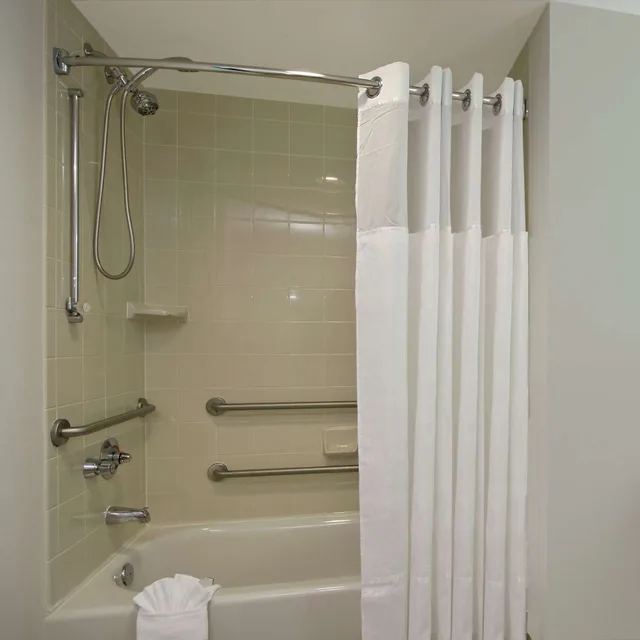 جناح بحوض استحمام لذوي الإعاقة، Homewood Suites By Hilton Ft Lauderdale Airport Cruise Port 3/3