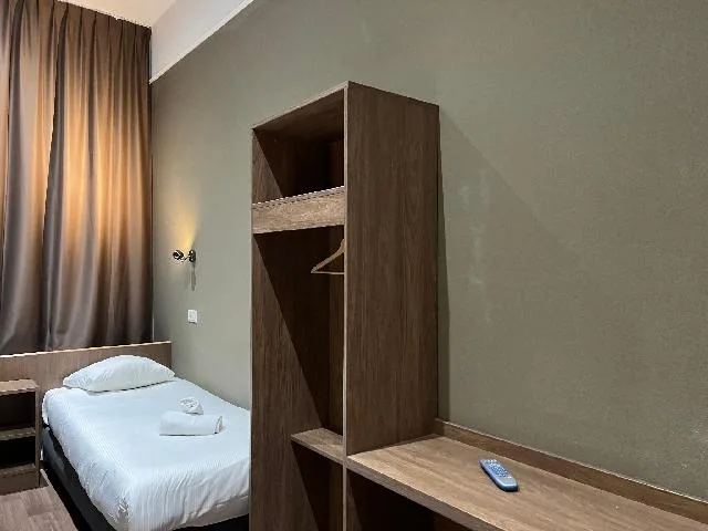 غرفة ثلاثية بثلاثة أسرّة، Hotel Blossoms 1/1