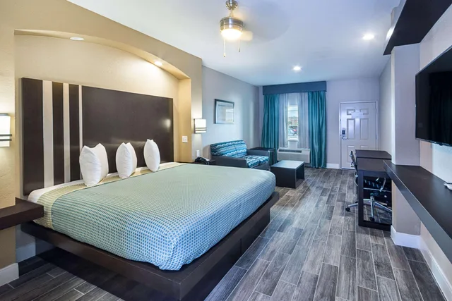 غرفة ثلاثية بسرير كينج، Econo Lodge Inn and Suites Houston NW-Cy-Fair 1/1