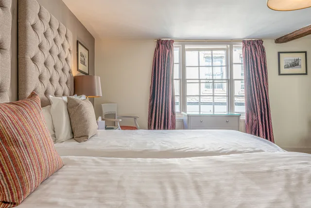Room, Twin Beds, The Sun Inn 1/5