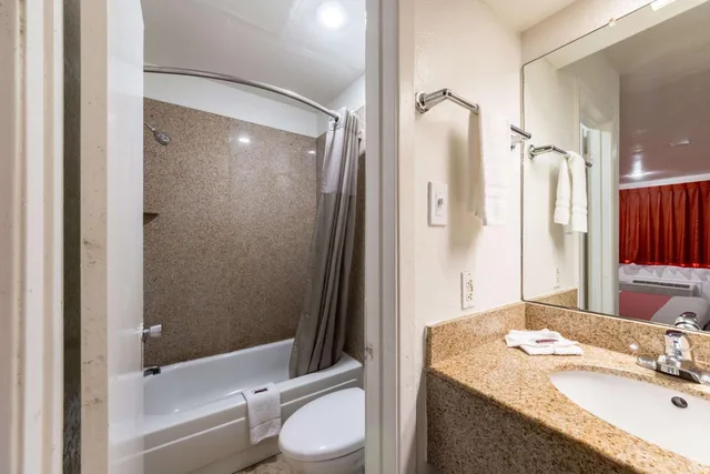 غرفة رباعية، Motel6 San Antonio, TX - Frost Bank Center 7/10