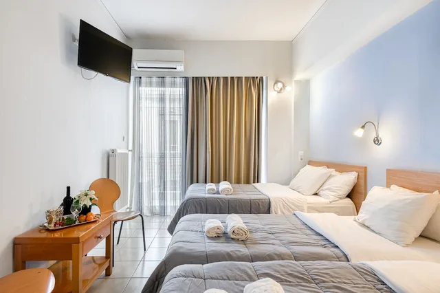 غرفة رباعية بسرير مزدوج وسريرين منفصلين، Diros Hotel 2/3