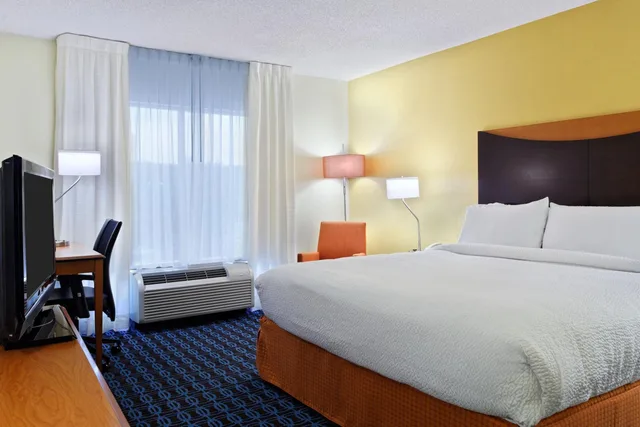 Room, King Bed, Bathtub, Accessible, Fairfield Inn Suites Charlotte Arrowood 1/5