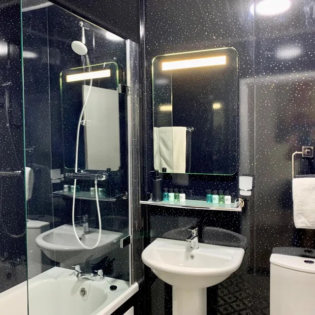 غرفة بسريرين منفصلين بمطبخ صغير، Sarum Hotel 5/10