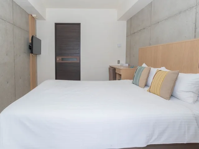 غرفة بسرير مزدوج بمطبخ مع دخول الصالة، The Breakfast Hotel Porto Ishigaki 3/10