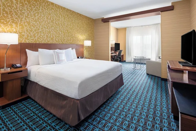 جناح بسرير كينج مع أريكة لذوي الإعاقة، Fairfield Inn & Suites By Marriott Poplar Bluff 1/3