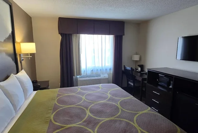غرفة ديلوكس بسرير كوين، Super 8 By Wyndham Rogers Minnesota 5/10