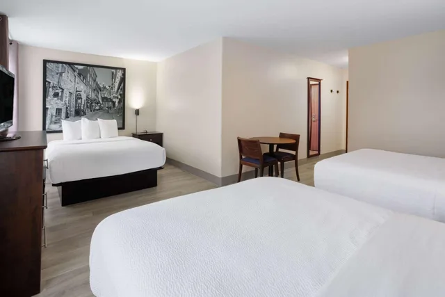 غرفة سوبيريور بسرير كينج وسريرين كوين، Super 8 By Wyndham Quebec City 4/10