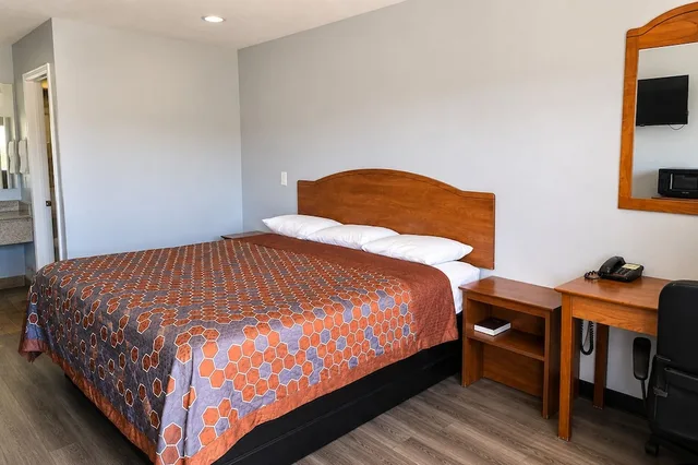 غرفة بسرير كينج، Stay Inn Checotah near Eufaula Lake 1/10