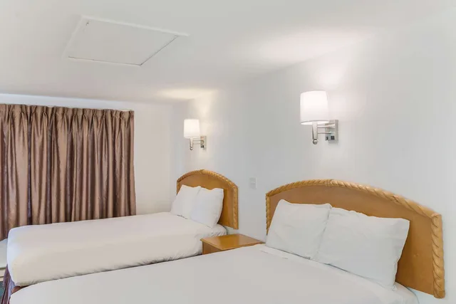 غرفة بسريرين مزدوجين، Americas Best Value Inn Suites Hyannis Cape Cod 1/6