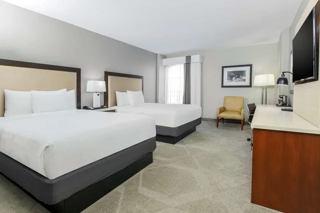 غرفة بسريرين كوين بإطلالة على المدينة، Doubletree By Hilton Austin University Area 2/4